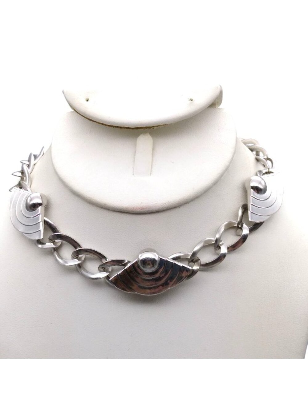 Mod Curb Link Choker in Silver Tone, Lightweight Vintage Necklace with Fun Shape